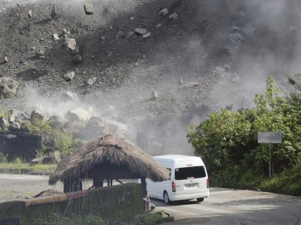 Al menos dos muertos por terremoto de 7,4 con evacuaciones en Filipinas 2 FILIPINAS 1 1