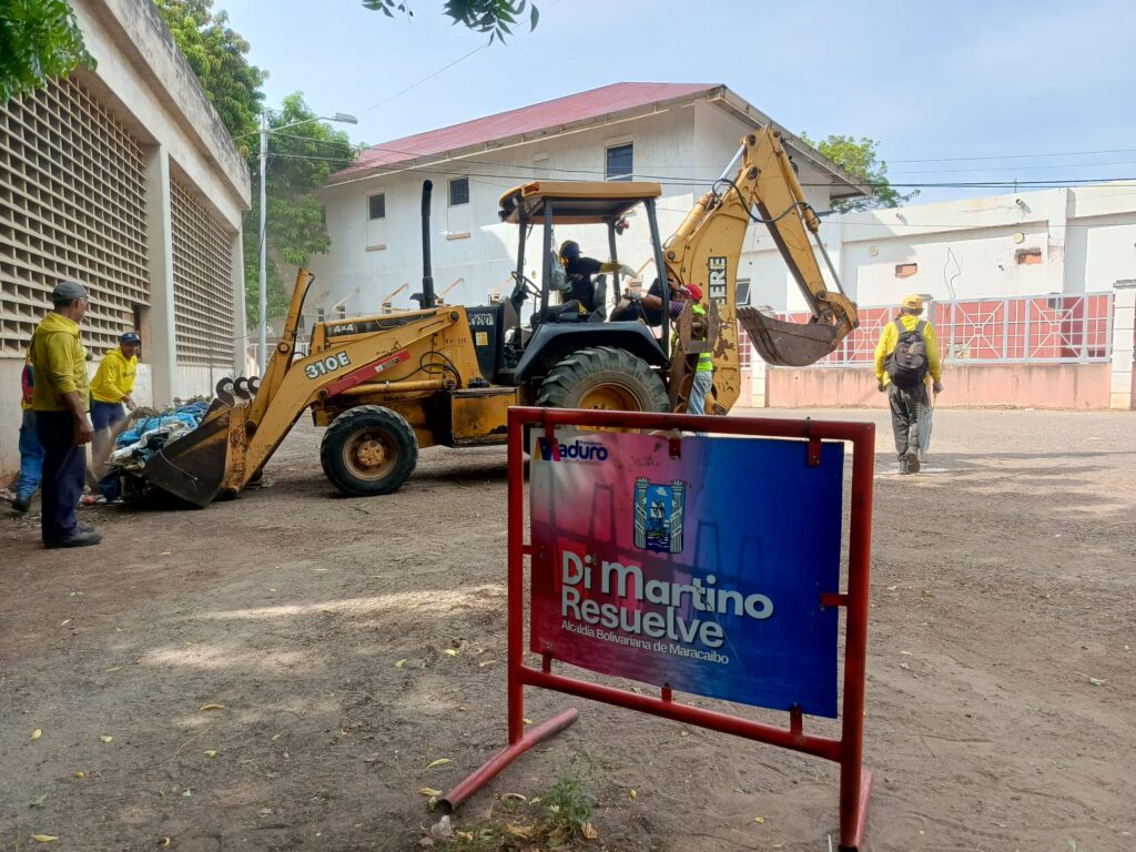 Alcaldía de Maracaibo recupera espacios enmontados de la Facultad de Medicina de LUZ 2 IMG 20250930 WA0055