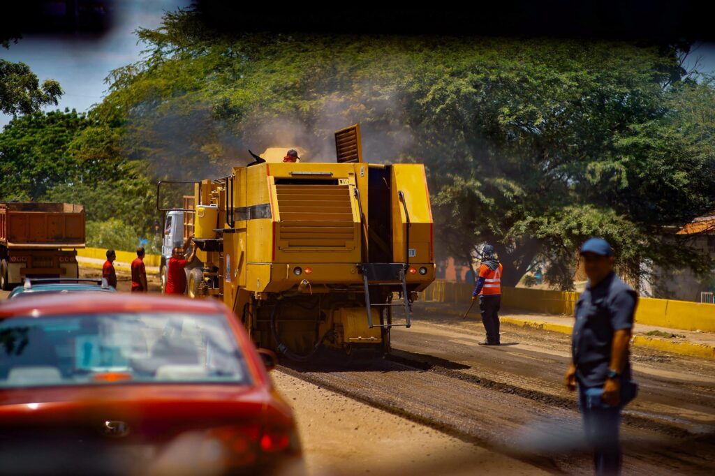 Inició Plan de Asfaltado en Circunvalación 1 para beneficiar a más de 1 millón 900 mil habitantes de Maracaibo y San Francisco 2 IMG 20251001 WA0099