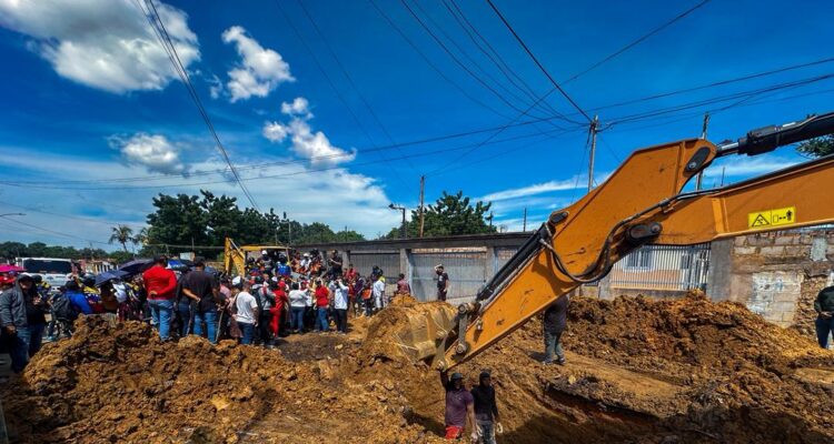 Gobernación Bolivariana sustituyó 100 metros de colector en la comunidad Calendario 1 Gobernación