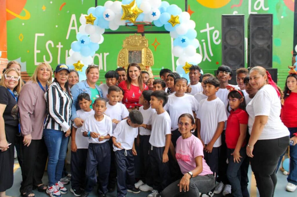 La Chinita bendijo a los niños y niñas de la Fundación Niños del Sol 3 IMG 20251020 WA0104