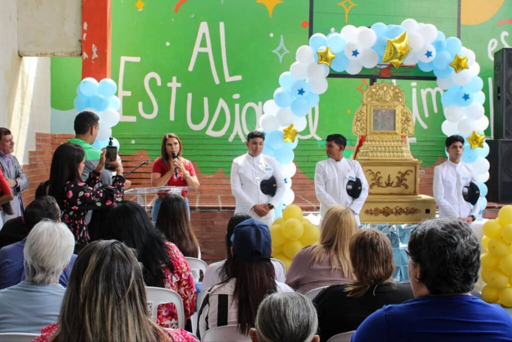 La Chinita bendijo a los niños y niñas de la Fundación Niños del Sol 4 IMG 20251020 WA0107