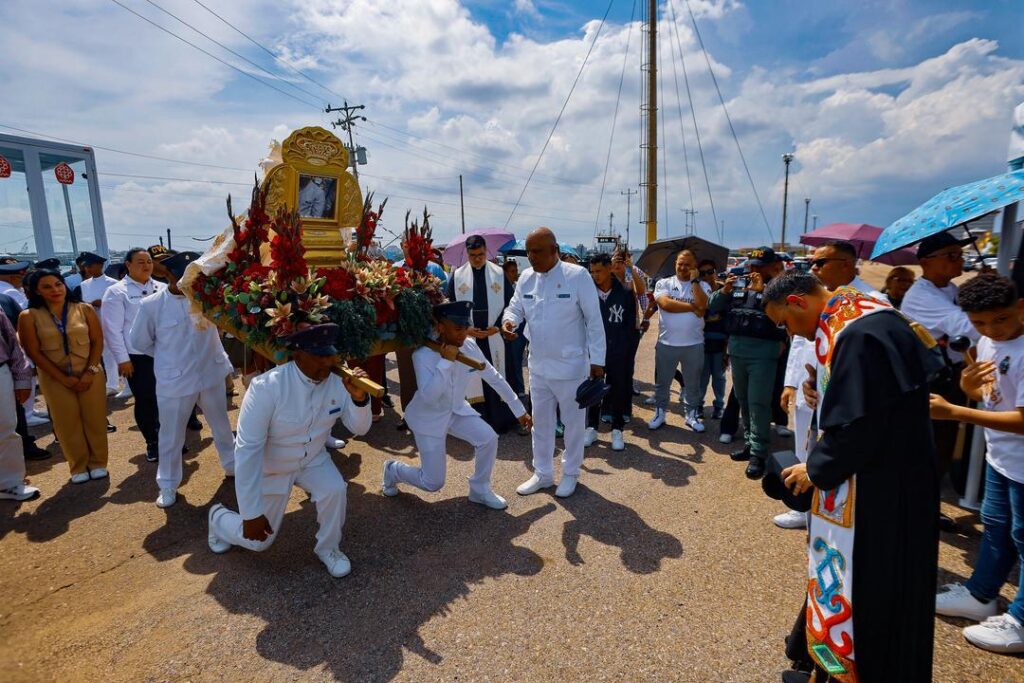La Chinita inició Procesión Lacustre para reencontrase con sus hijos de los pueblos costeros del Zulia 2 IMG 20251027 WA0041