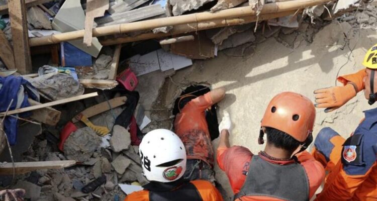 Sigue búsqueda de 91 desaparecidos tras derrumbe de una escuela en Indonesia 1 INDONESIA MIERCOLES 3