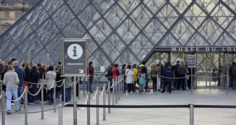 Louvre reforzó seguridad con cámaras tras millonario robo de joyas 1 Louvre