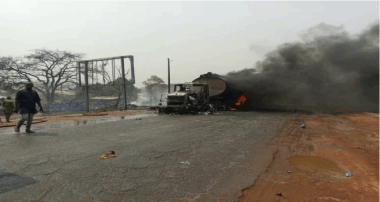 31 muertos en Nigeria al explotar un camión cisterna cargado de gasolina 1 Explosión