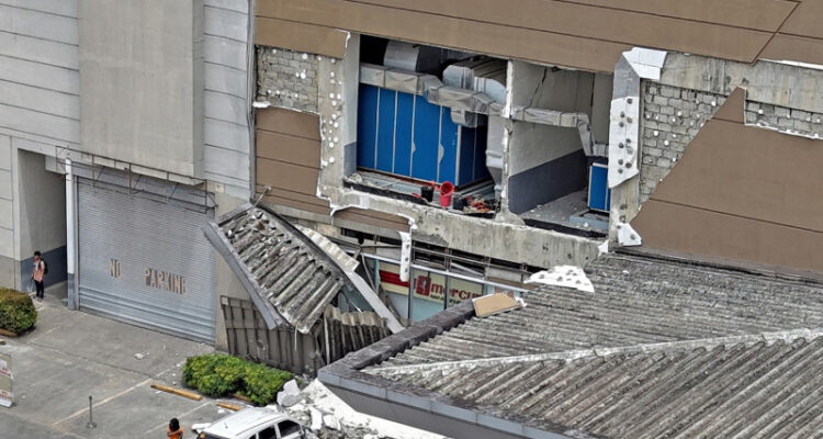 Al menos dos muertos por terremoto de 7,4 con evacuaciones en Filipinas 1 Terremoto en Filipinas