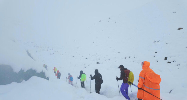 Continúa rescate de 200 senderistas atrapados cerca de cara tibetana del Everest 1 Senderistas