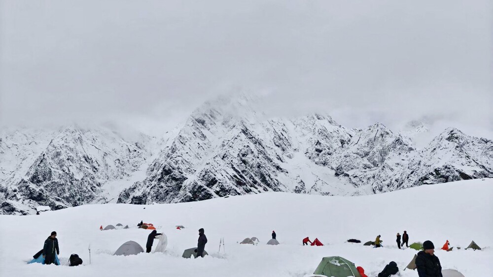 Continúa rescate de 200 senderistas atrapados cerca de cara tibetana del Everest 2 Senderista