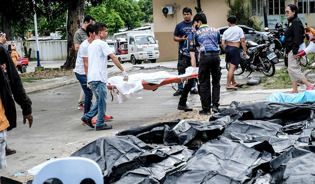 Subió a 72 la cifra de muertos por el sismo de magnitud 6,9 en Filipinas 2 Sube a 69 la cifra de muertos por terremoto en Filipinas T