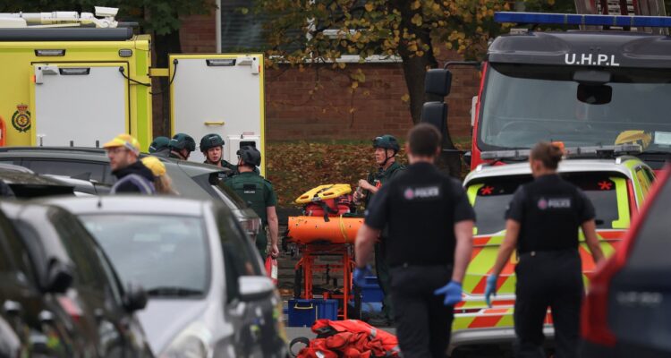 Cuatro heridos en un ataque con apuñalamiento y atropello en una sinagoga en Manchester 1 Tiroteo