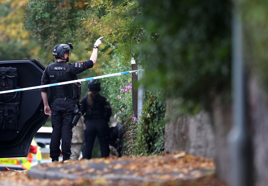 Cuatro heridos en un ataque con apuñalamiento y atropello en una sinagoga en Manchester 2 Tiroteooo
