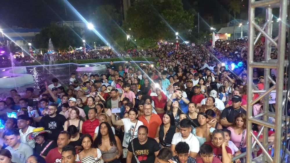 La Navidad encendió sus luces en las plazas República e Indio Mara de Maracaibo 6 WhatsApp Image 2025 10 02 at 8.31.43 AM
