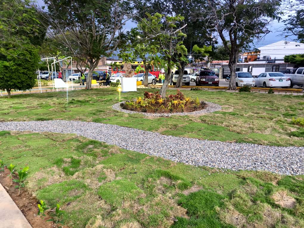 Alcaldía de Maracaibo recuperó y entregó tres plazas en tres parroquias 2 WhatsApp Image 2025 10 06 at 10.04.40 AM 1