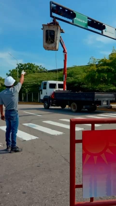 Alcaldía de Maracaibo comenzó la instalación de semáforos digitales en la ciudad 2 WhatsApp Image 2025 10 06 at 10.04.44 AM
