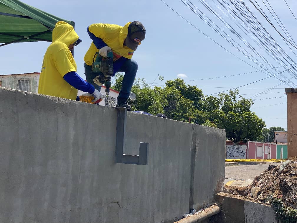 Alcaldía de Maracaibo instaló tubería aérea de gas doméstico para 1500 familias en Venancio Pulgar 3 WhatsApp Image 2025 10 07 at 10.03.14 AM 1