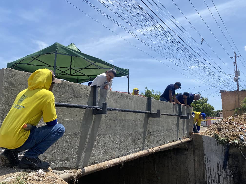 Alcaldía de Maracaibo instaló tubería aérea de gas doméstico para 1500 familias en Venancio Pulgar 2 WhatsApp Image 2025 10 07 at 10.03.14 AM