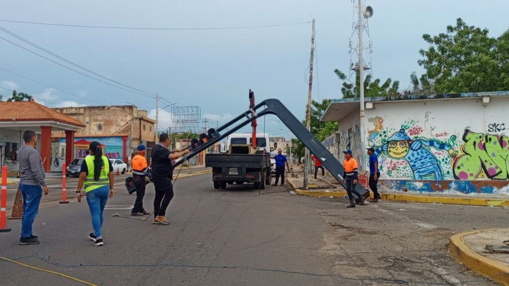 Alcaldía de Maracaibo instala nuevos semáforos digitales en 15 intersecciones de la avenida Bella Vista 2 WhatsApp Image 2025 10 08 at 2.11.18 PM 1