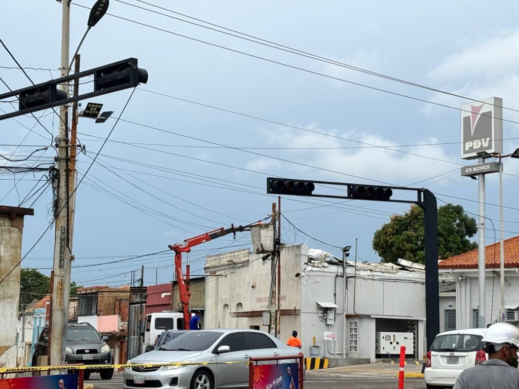 Alcaldía de Maracaibo instala nuevos semáforos digitales en 15 intersecciones de la avenida Bella Vista 3 WhatsApp Image 2025 10 08 at 2.11.18 PM 2