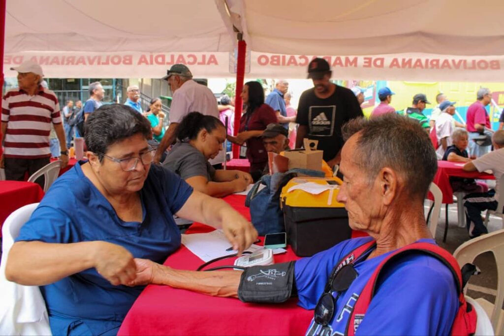 Mercados Populares de la Alcaldía de Maracaibo conmemoran el «Mes Rosa contra el cáncer de mama» 2 WhatsApp Image 2025 10 09 at 10.11.39 AM 1