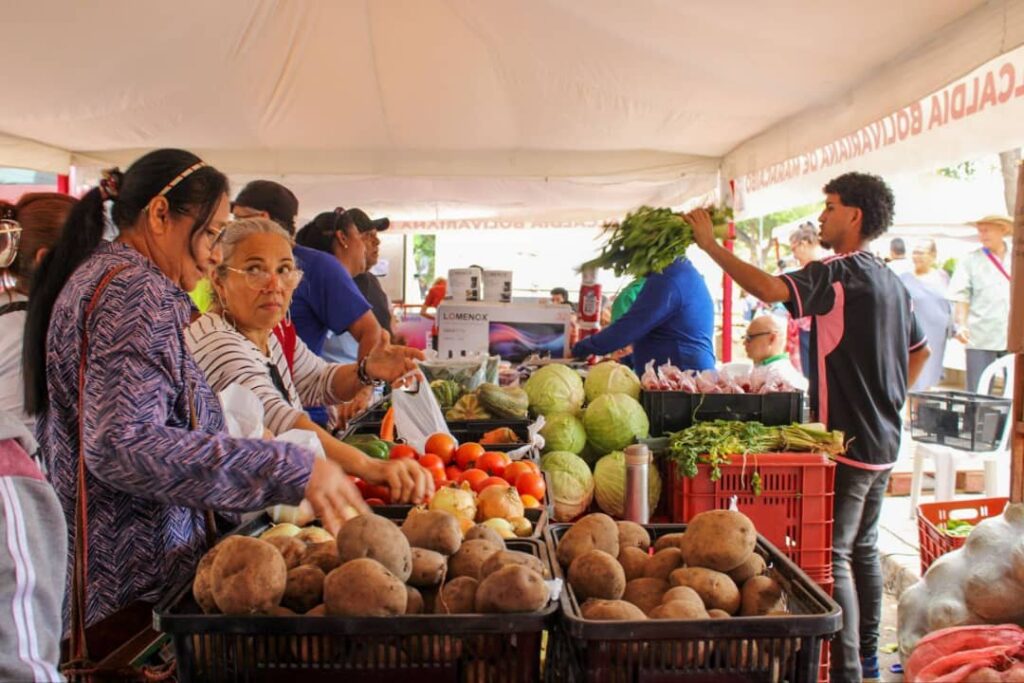 Mercados Populares de la Alcaldía de Maracaibo conmemoran el «Mes Rosa contra el cáncer de mama» 4 WhatsApp Image 2025 10 09 at 10.11.39 AM 2