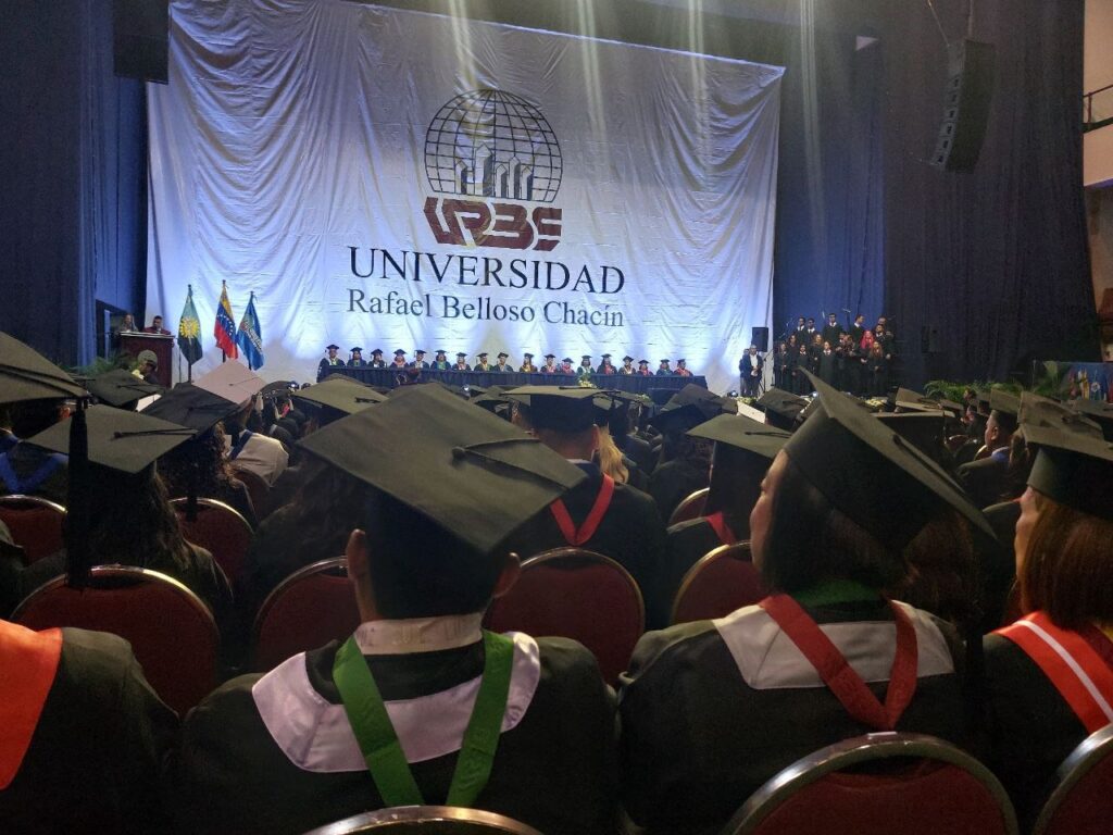 Más de 400 sueños cumplidos: URBE entregó títulos a su nueva generación de profesionales 3 WhatsApp Image 2025 10 13 at 2.37.51 PM 2