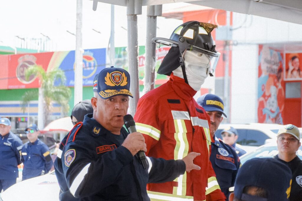 Alcalde Héctor Soto dotó de nuevos equipos a Bomberos de San Francisco y Polisur 2 WhatsApp Image 2025 10 14 at 11.41.13 AM 1