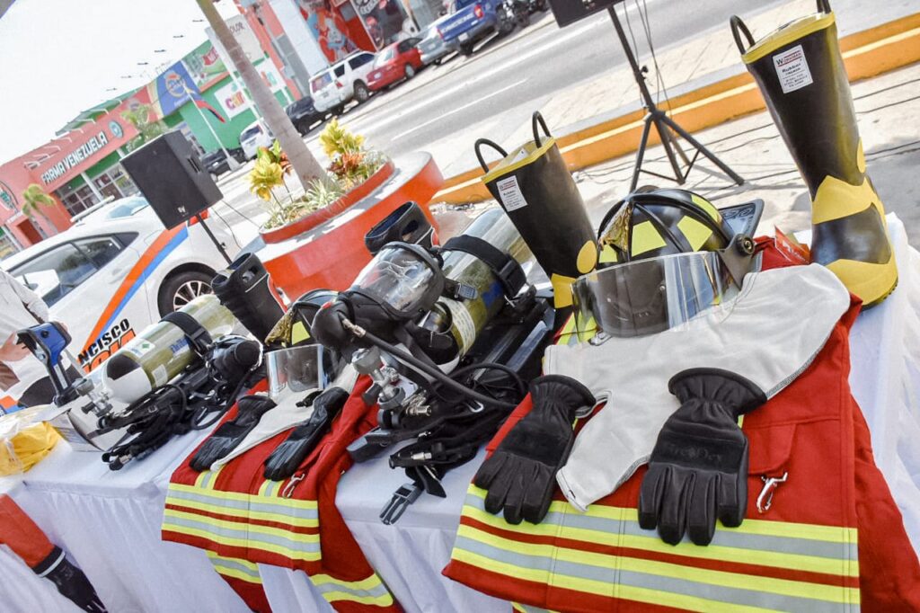 Alcalde Héctor Soto dotó de nuevos equipos a Bomberos de San Francisco y Polisur 5 WhatsApp Image 2025 10 14 at 11.41.13 AM 4