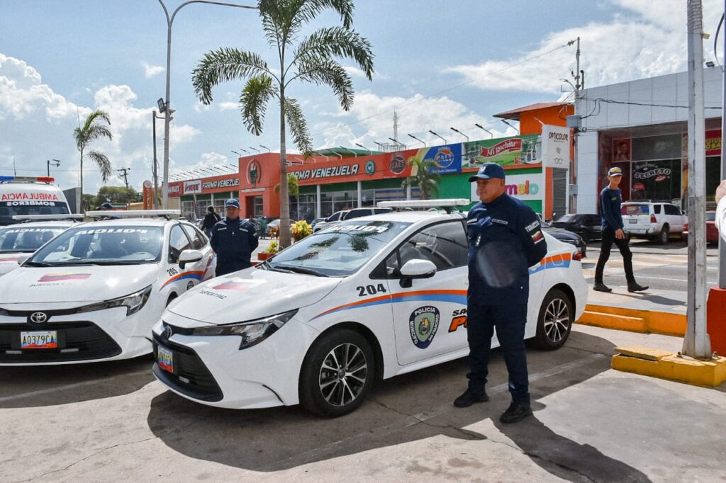 Alcalde Héctor Soto dotó de nuevos equipos a Bomberos de San Francisco y Polisur 6 WhatsApp Image 2025 10 14 at 11.41.13 AM 5