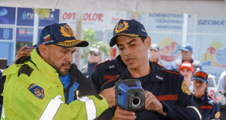 Alcalde Héctor Soto dotó de nuevos equipos a Bomberos de San Francisco y Polisur 1 WhatsApp Image 2025 10 14 at 11.41.13 AM 6