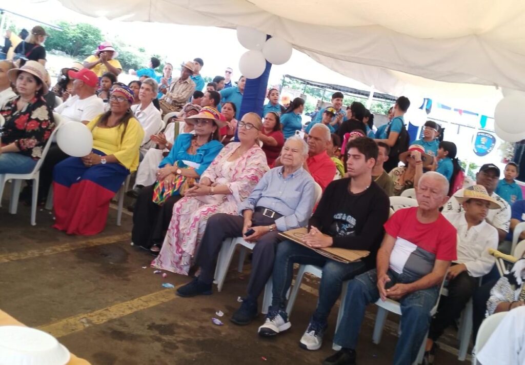 Mercado Las Pulgas celebró aniversario con acto en apoyo a la paz 2 WhatsApp Image 2025 10 14 at 11.43.28 AM 1