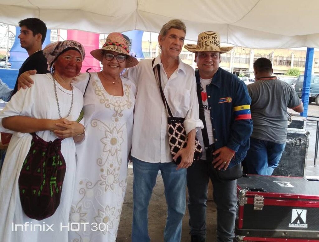 Mercado Las Pulgas celebró aniversario con acto en apoyo a la paz 3 WhatsApp Image 2025 10 14 at 11.43.28 AM 2