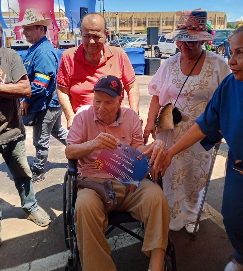 Mercado Las Pulgas celebró aniversario con acto en apoyo a la paz 4 WhatsApp Image 2025 10 14 at 11.43.28 AM 3