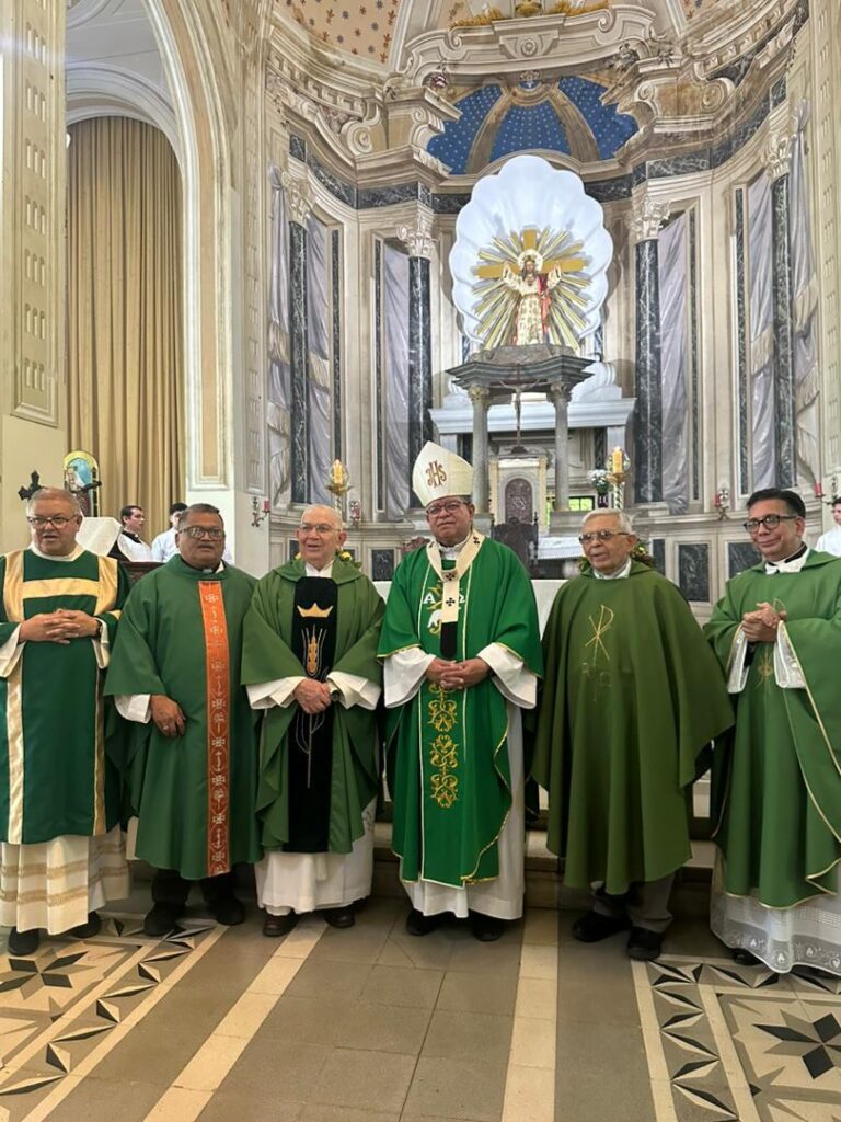 Primera Dama de Maracaibo acompañó a toma de posesión de párroco Edgar Doria como párroco de iglesia Sagrado Corazón de Jesús 2 WhatsApp Image 2025 10 14 at 9.21.18 AM