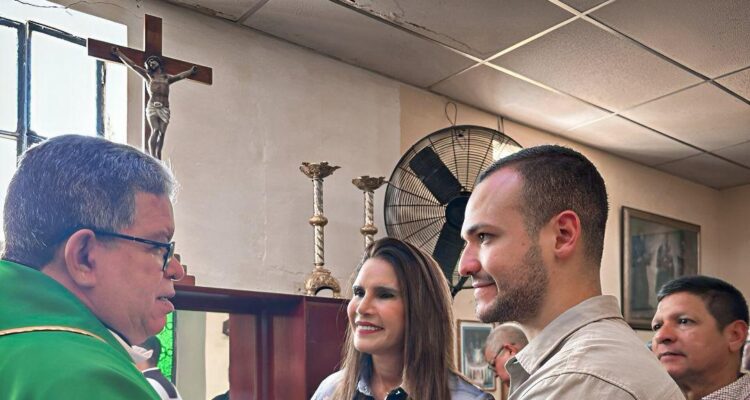 Primera Dama de Maracaibo acompañó a toma de posesión de párroco Edgar Doria como párroco de iglesia Sagrado Corazón de Jesús 1 Dama