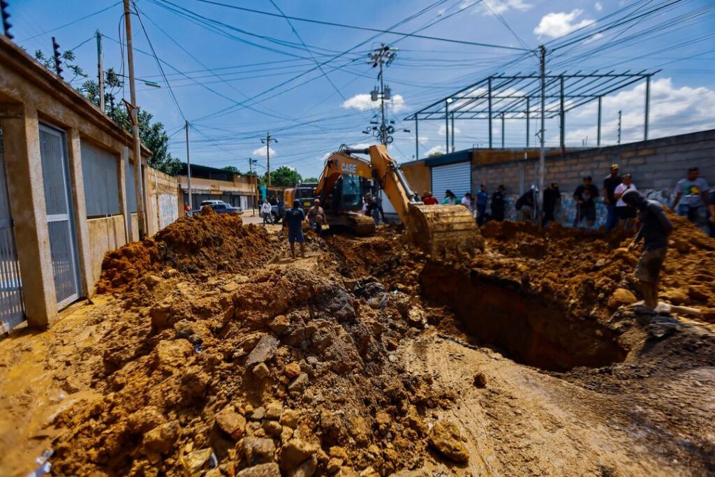 Alcaldía de Maracaibo despejó calle obstruida y colector colapsado en el barrio Andrés Eloy Blanco 7 WhatsApp Image 2025 10 17 at 10.01.44 AM 2