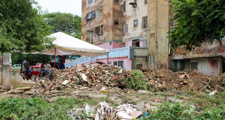 Alcaldía de Maracaibo despejó calle obstruida y colector colapsado en el barrio Andrés Eloy Blanco 1 WhatsApp Image 2025 10 17 at 10.05.48 AM 1