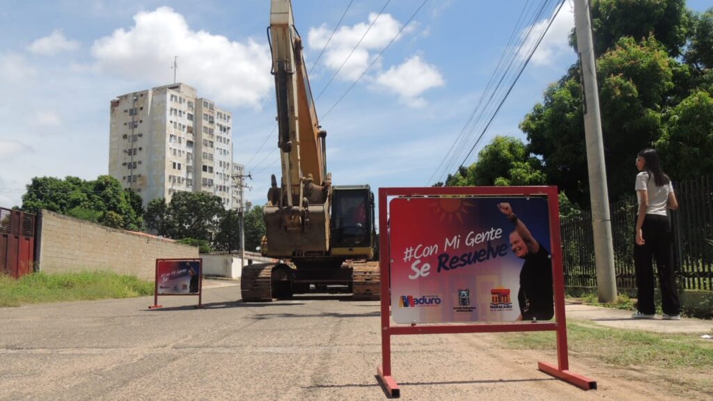 Alcaldía de Maracaibo despejó calle obstruida y colector colapsado en el barrio Andrés Eloy Blanco 6 WhatsApp Image 2025 10 17 at 10.05.48 AM 5