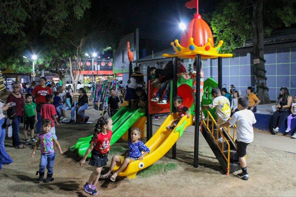 Con una gran fiesta por su 77° aniversario, Alcaldía reinauguró plaza del 18 de Octubre 2 WhatsApp Image 2025 10 20 at 9.39.49 AM 1