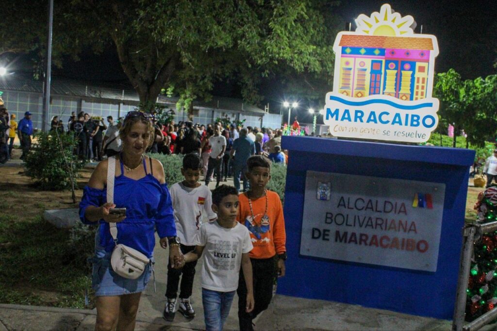 Con una gran fiesta por su 77° aniversario, Alcaldía reinauguró plaza del 18 de Octubre 3 WhatsApp Image 2025 10 20 at 9.39.49 AM 2