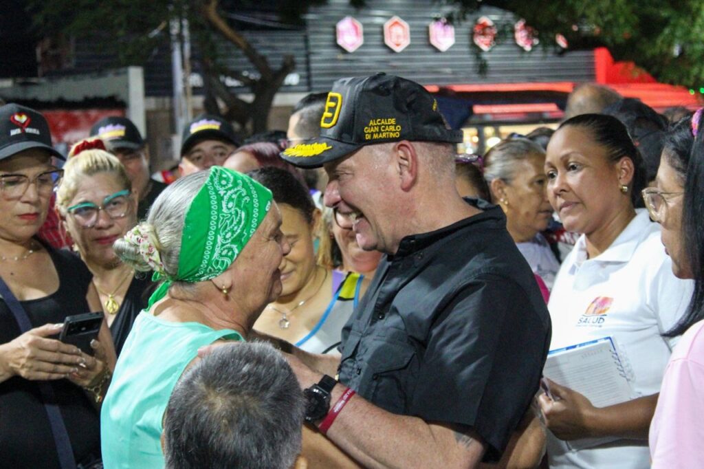 Con una gran fiesta por su 77° aniversario, Alcaldía reinauguró plaza del 18 de Octubre 5 WhatsApp Image 2025 10 20 at 9.39.49 AM 5