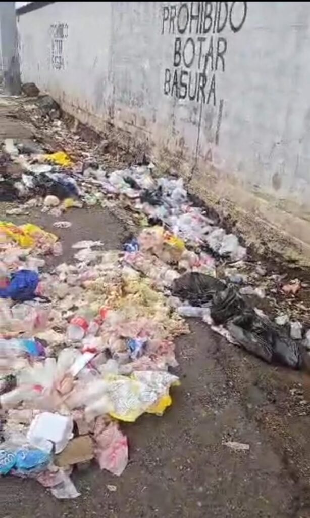 Polimaracaibo detuvo a dos ciudadanos por arrojar desechos en la vía pública 2 WhatsApp Image 2025 10 20 at 9.39.49 AM 7