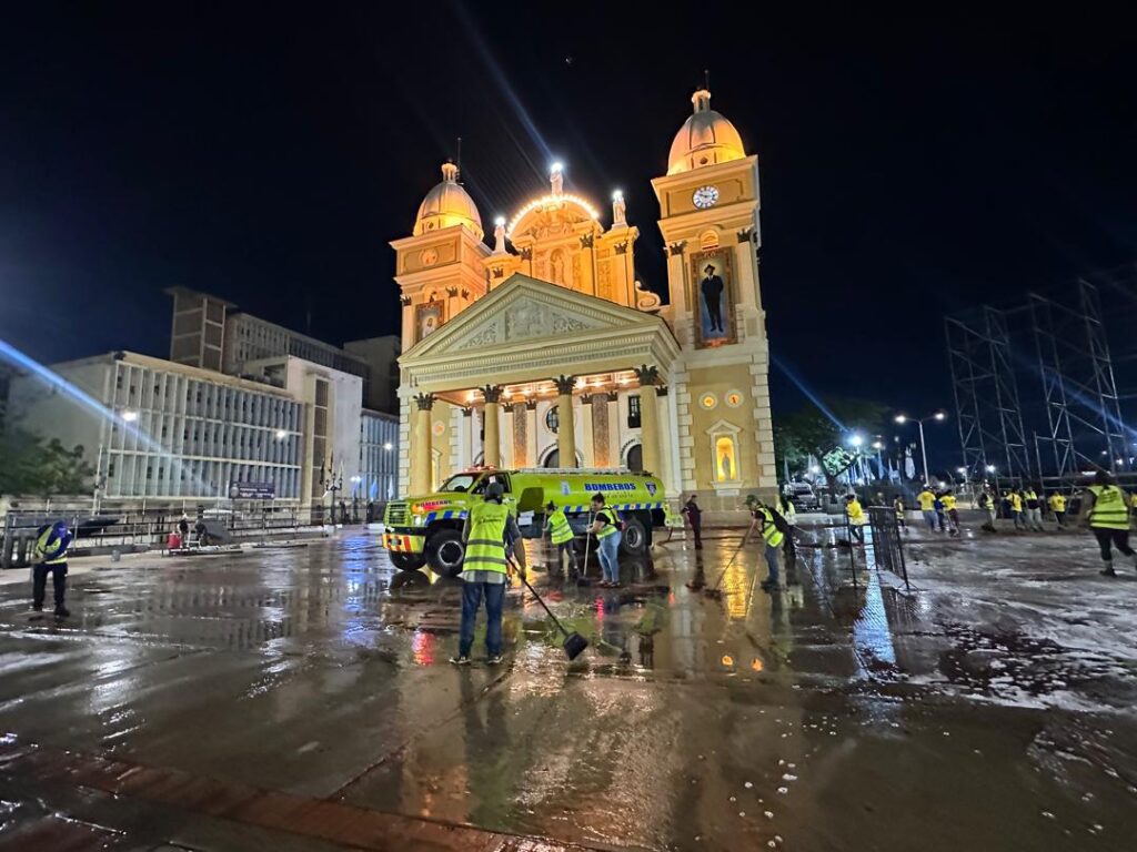 Más 60 de hombres y mujeres del barrido manual de la Alcaldía de Maracaibo limpiaron la plazoleta de la Basílica para la Bajada de la Virgen 5 WhatsApp Image 2025 10 23 at 9.57.17 AM 3