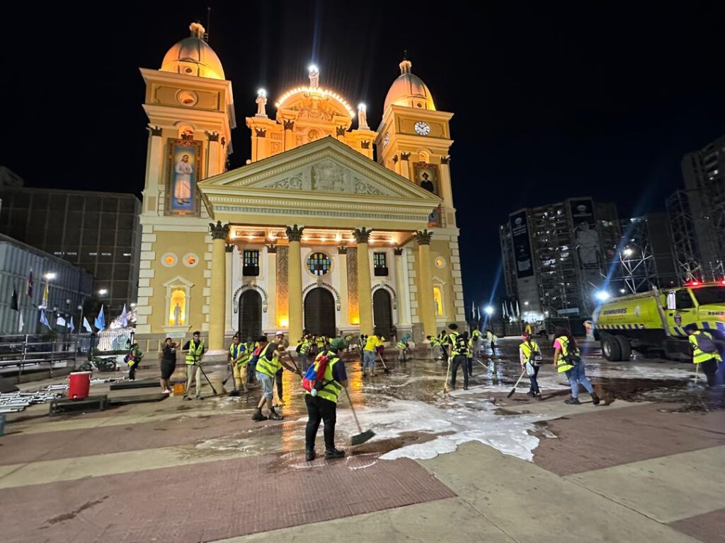 Más 60 de hombres y mujeres del barrido manual de la Alcaldía de Maracaibo limpiaron la plazoleta de la Basílica para la Bajada de la Virgen 4 WhatsApp Image 2025 10 23 at 9.57.17 AM 4