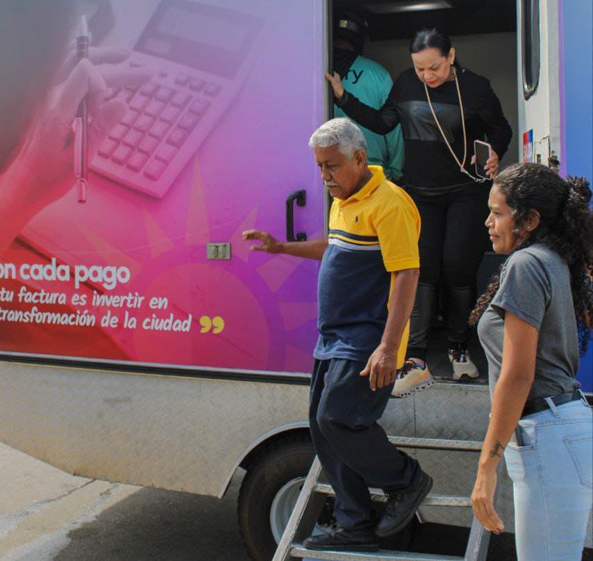 Alcaldía de Maracaibo inició jornada de registro y cobro de tributos en el Callejón de los Pobres 3 WhatsApp Image 2025 10 23 at 9.57.17 AM 7