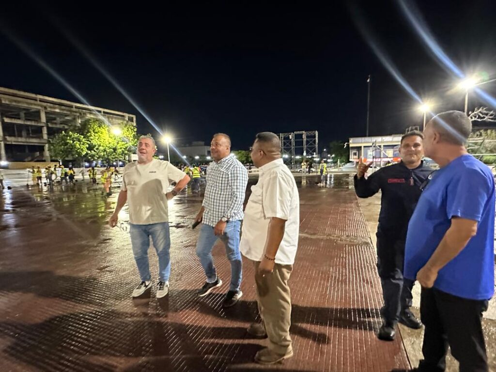 Más 60 de hombres y mujeres del barrido manual de la Alcaldía de Maracaibo limpiaron la plazoleta de la Basílica para la Bajada de la Virgen 3 WhatsApp Image 2025 10 23 at 9.57.18 AM 1