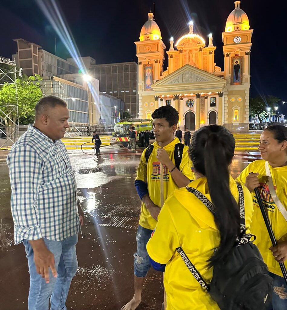 Más 60 de hombres y mujeres del barrido manual de la Alcaldía de Maracaibo limpiaron la plazoleta de la Basílica para la Bajada de la Virgen 2 WhatsApp Image 2025 10 23 at 9.57.18 AM 2