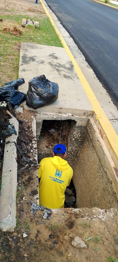 Una tonelada de desechos removió la Alcaldía de Maracaibo de drenajes en la Plaza Zapara 2 WhatsApp Image 2025 10 28 at 10.36.09 AM
