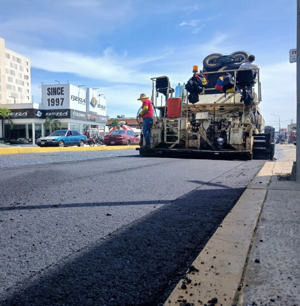 Alcaldía de Maracaibo culminó rehabilitación de la avenida Las Delicias con 5.600 toneladas de asfalto 2 WhatsApp Image 2025 10 28 at 3.36.56 PM