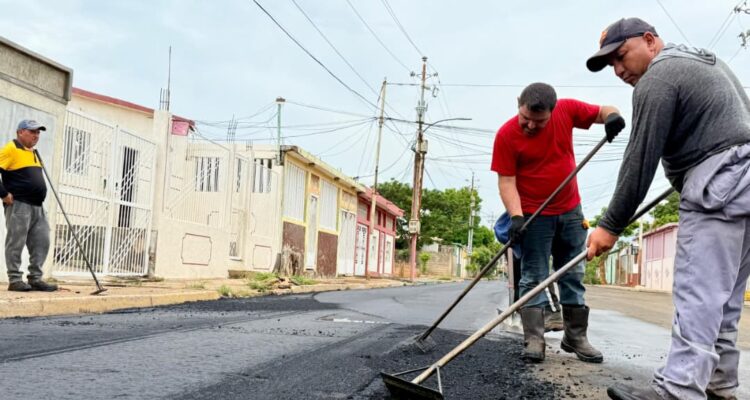 Dando respuesta inmediata: Alcalde Héctor Soto desplegó trabajos de reasfaltado a más de 3Km de vialidad de El Bajo 1 Soto